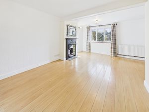 LIVING ROOM- click for photo gallery